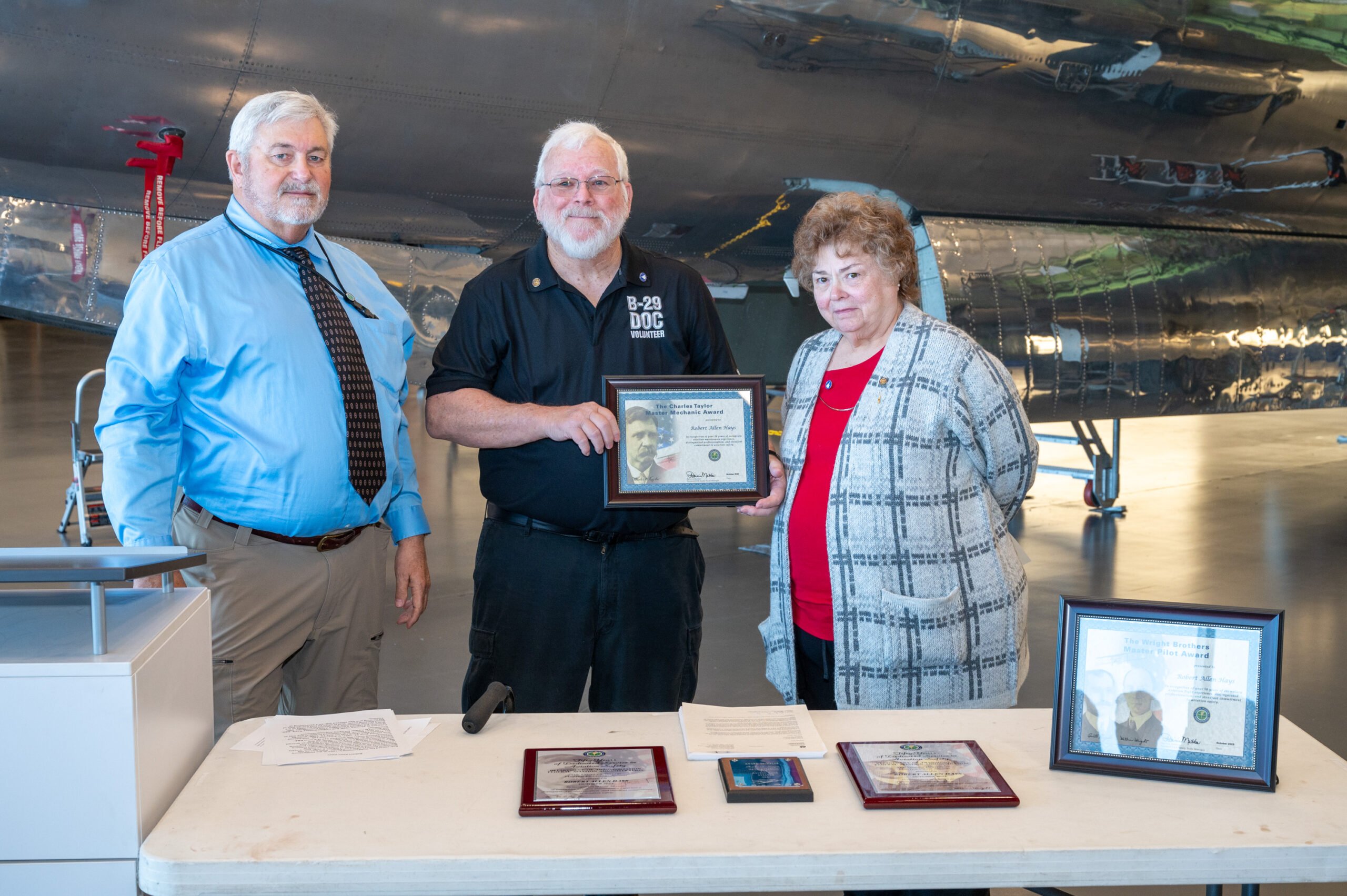 Photo: Bob Hays receives FAA recognition